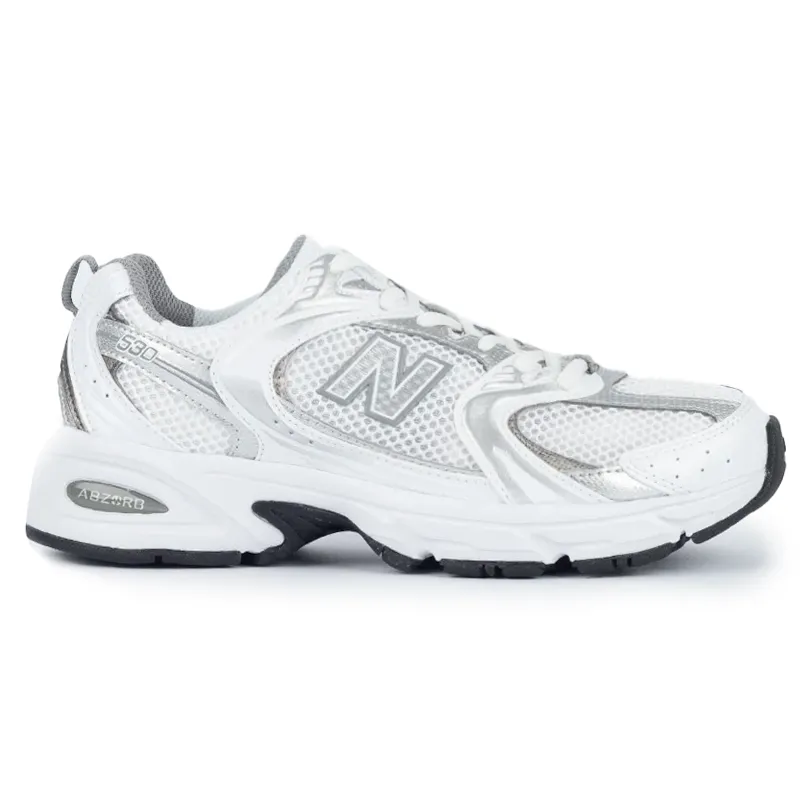 Tênis New Balance 530 feminino branco com detalhes em marrom, vista frontal com design clássico e moderno